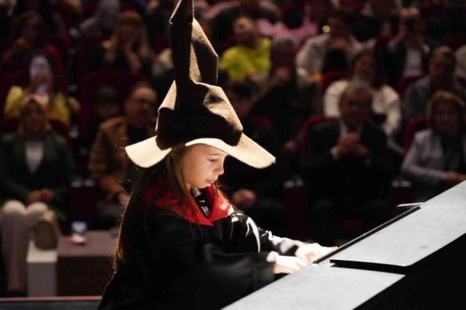 Minik Piyanistler Hünerlerini Sergiledi