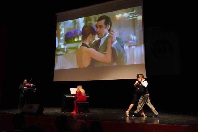 Minik Piyanistler Hünerlerini Sergiledi