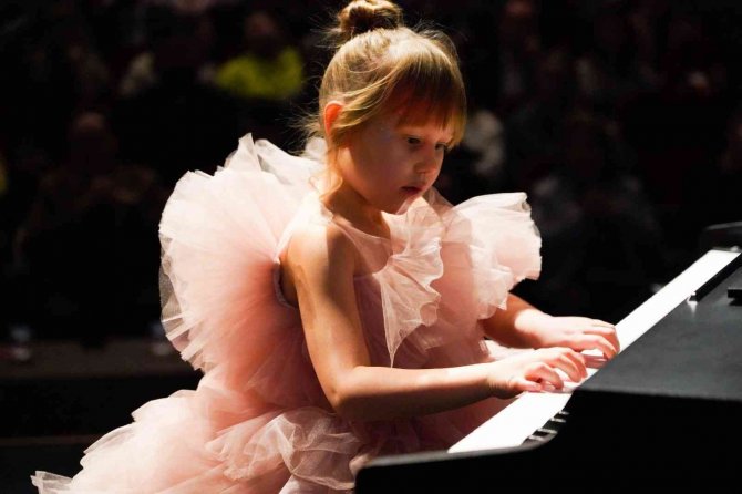 Minik Piyanistler Hünerlerini Sergiledi
