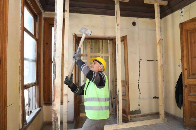 Mudanya Girit Sokağı’nda Tarihi Konak Restorasyonu Başladı