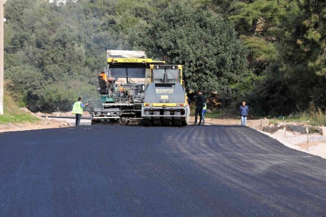 Bodrum Mümtaz Ataman Caddes’inde Sıcak Asfalt Dökümü Devam Ediyor