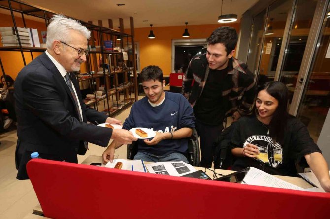Başkan Erdem’den Ders Çalışan Öğrencilere Sürpriz