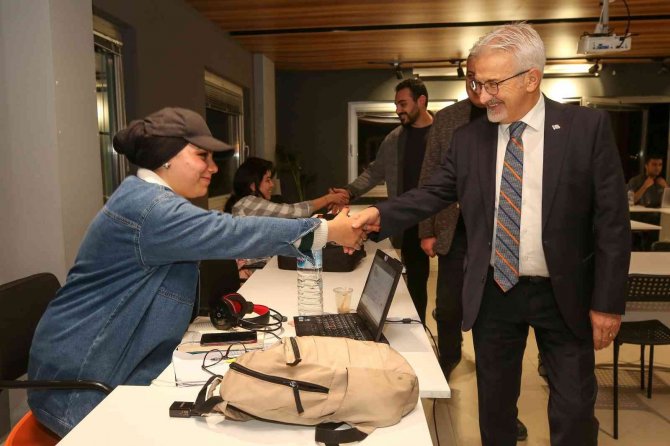 Başkan Erdem’den Ders Çalışan Öğrencilere Sürpriz