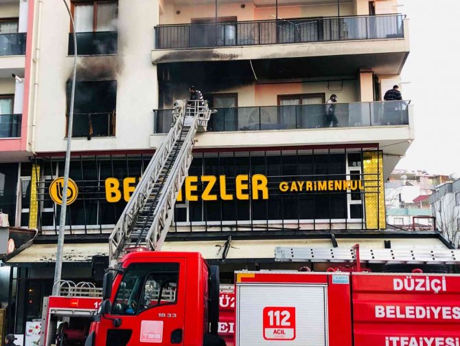 Yangında Mahsur Kalan Anne Ve 2 Çocuğunu İtfaiye Kurtardı
