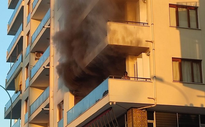 Yangında Mahsur Kalan Anne Ve 2 Çocuğunu İtfaiye Kurtardı