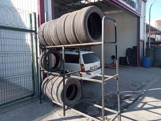 Otomobil Lastiklerini Kıyafet Gibi Giyip Çalan Hırsızlar Kamerada