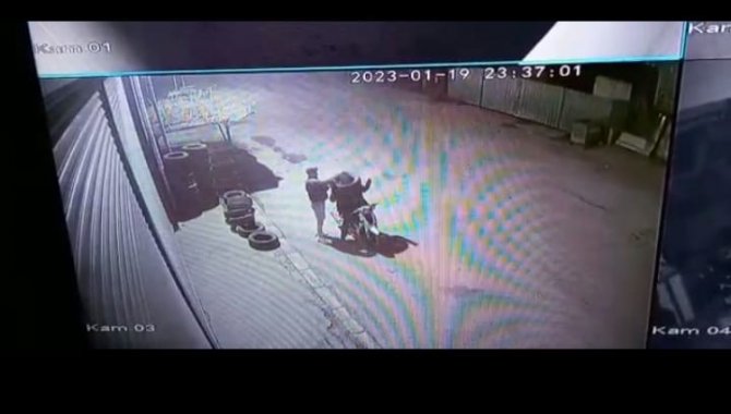 Otomobil Lastiklerini Kıyafet Gibi Giyip Çalan Hırsızlar Kamerada