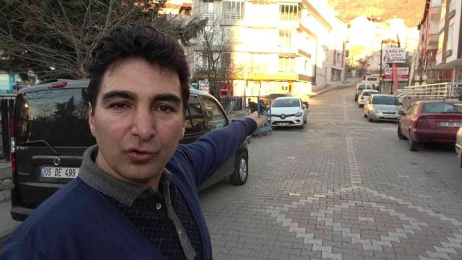 Yanan Minibüsü Yangın Tüpü Ve Hortumla Su Tutup Söndürdü