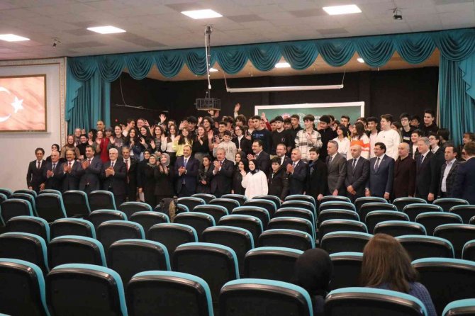 Öğrenciler Karnelerini Mustafa Şentop’un Elinden Aldı