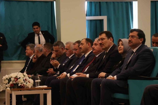 Öğrenciler Karnelerini Mustafa Şentop’un Elinden Aldı