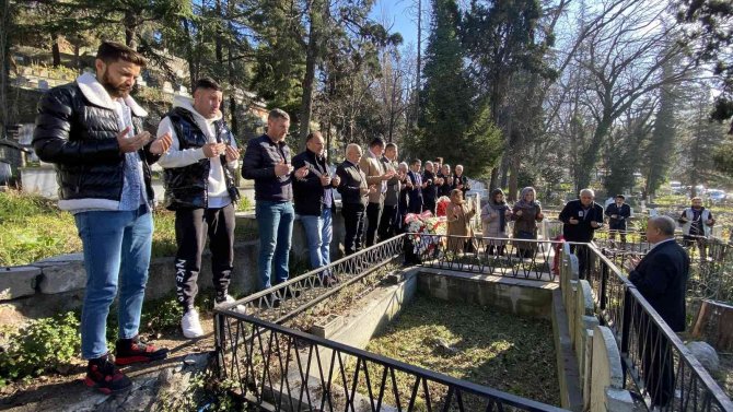 Trafik Kazasında Hayatını Kaybeden Futbolcu Mezarı Başında Anıldı