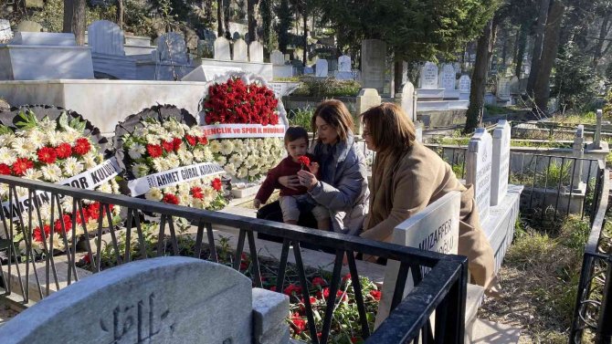 Trafik Kazasında Hayatını Kaybeden Futbolcu Mezarı Başında Anıldı