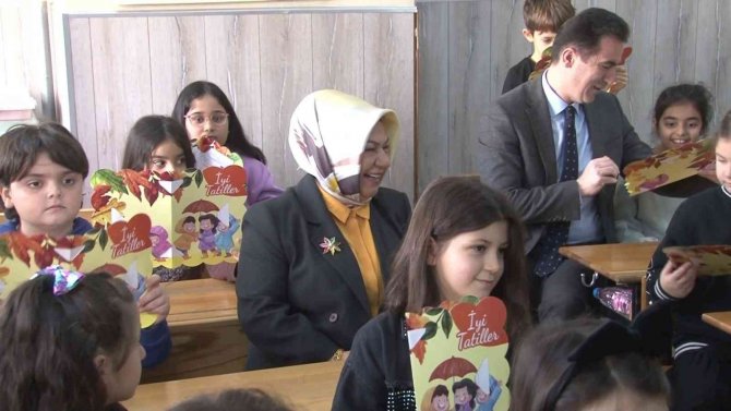 Sancaktepe Belediye Başkanı Döğücü Ara Tatile Giren Öğrencilere Karne Dağıttı