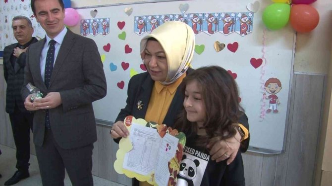 Sancaktepe Belediye Başkanı Döğücü Ara Tatile Giren Öğrencilere Karne Dağıttı