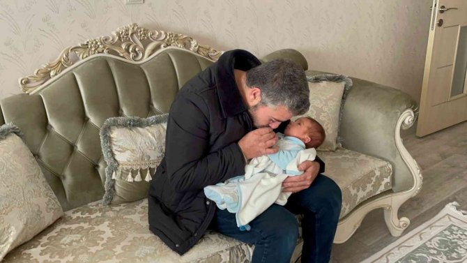 Zılgıtla Karşılanan Bebeğin Babası Yaşadıklarına İnanamıyor