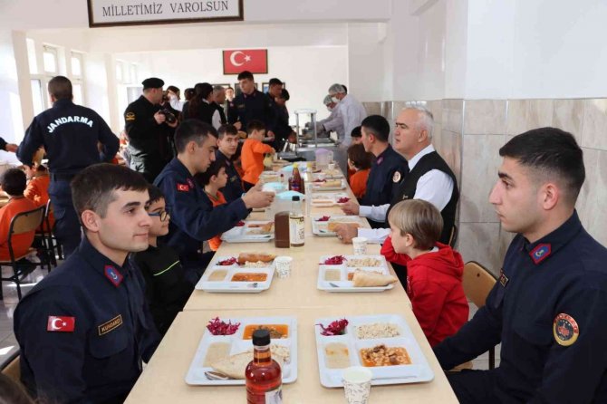 İ̇lkokul Öğrencileri Askerlerle Bir Araya Geldi