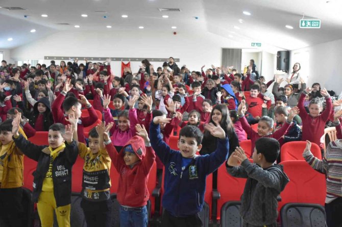 Buharkentli Öğrencilere ’Müzikal’ Karne Hediyesi