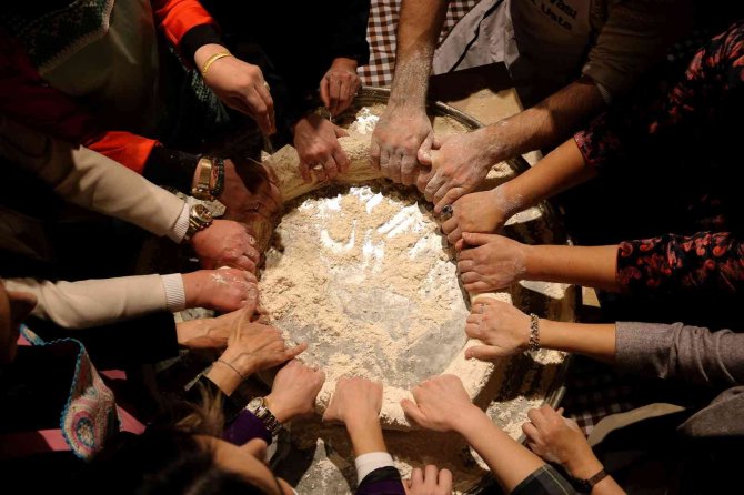 Altı Kişinin Kol Kuvvetiyle Yapılan Tatlı, Yapımı Saatler Sürse De Tadına Doyulmuyor