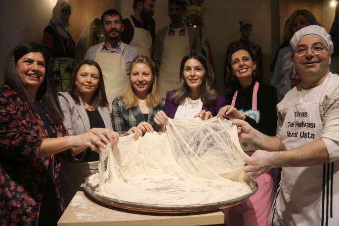 Altı Kişinin Kol Kuvvetiyle Yapılan Tatlı, Yapımı Saatler Sürse De Tadına Doyulmuyor