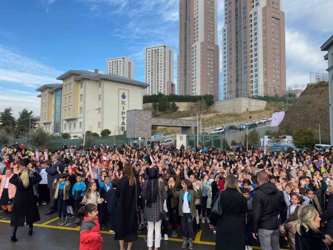 İ̇stanbul’da Öğrencilerin Karne Heyecanı