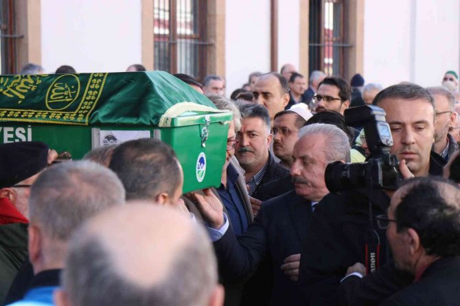 93 Yaşında Hayatını Kaybeden Eski Milletvekili Son Yolculuğuna Uğurlandı