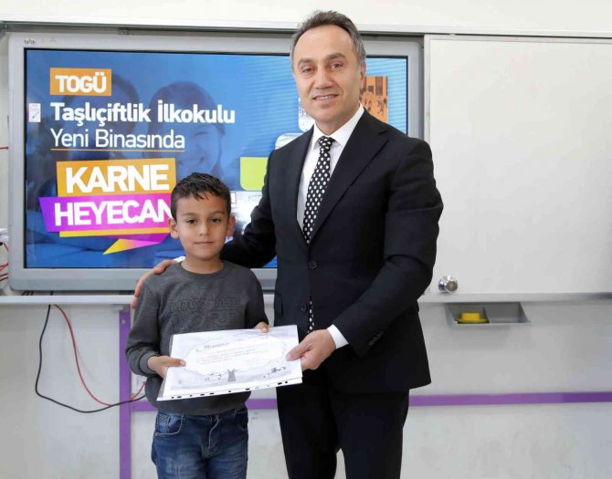 Üniversitede Açılan İlkokulda Karne Heyecanı