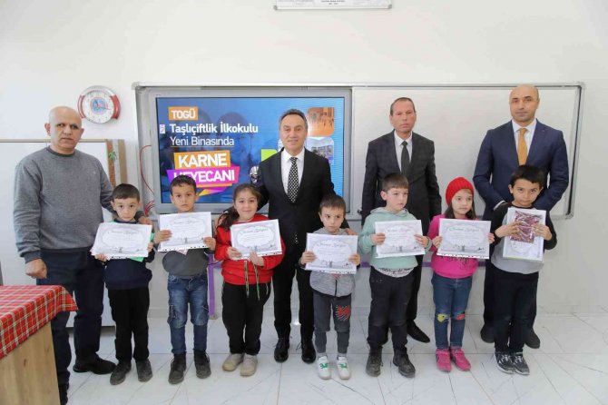 Üniversitede Açılan İlkokulda Karne Heyecanı