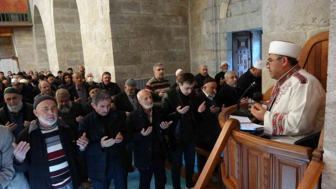 Camilerde Kar Ve Yağmur Duası