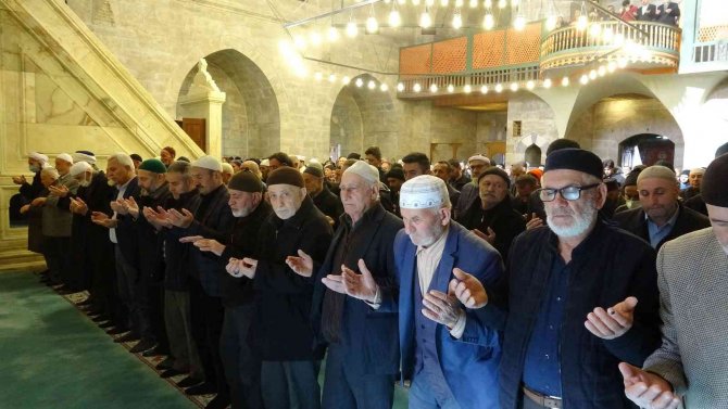 Camilerde Kar Ve Yağmur Duası