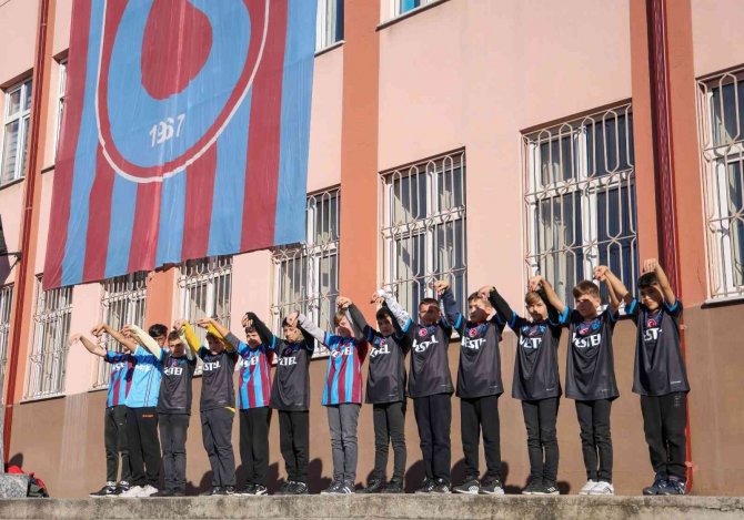 Başkan Ahmet Ağaoğlu, Öğrencilere 10 Bin Forma Hediye Etti