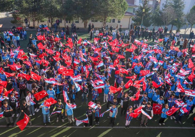 Başkan Ahmet Ağaoğlu, Öğrencilere 10 Bin Forma Hediye Etti
