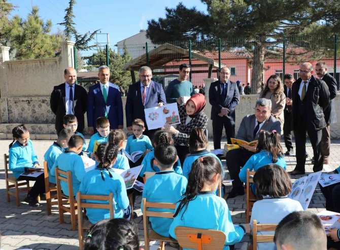 Vali Yiğitbaşı Öğrencilerin Karne Sevincine Ortak Oldu