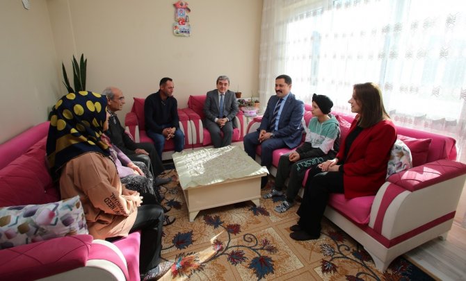 Evde Eğitim Alan Hicran’ın Karnesi Vali Masatlı’dan