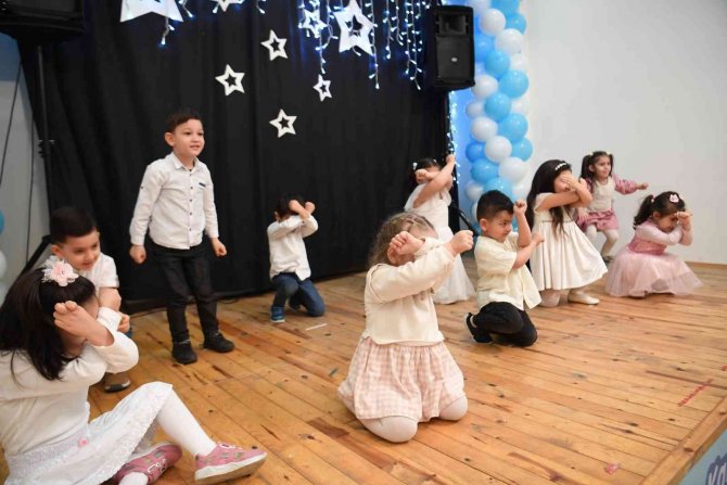 Tuzla’da 12 Aylık Bebekler Emekleme Yarışmasında Yarıştı, İlk Karnelerini Aldı
