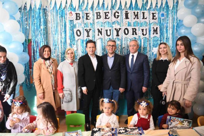 Tuzla’da 12 Aylık Bebekler Emekleme Yarışmasında Yarıştı, İlk Karnelerini Aldı
