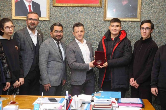 Liseli Öğrencilerden Uşak Aşevi’ne Bağış