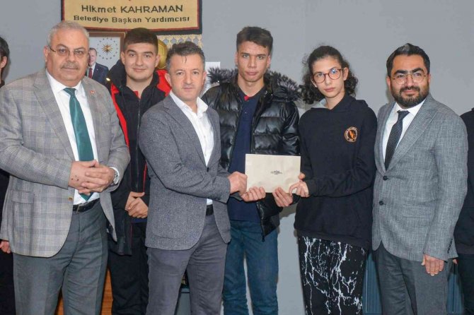 Liseli Öğrencilerden Uşak Aşevi’ne Bağış