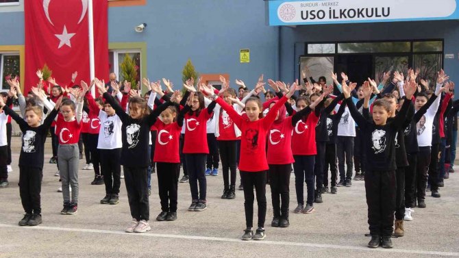 Burdur’da Öğrencilerin Karne Sevinci