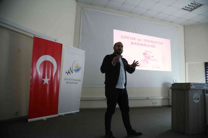 Van’da Kadınlara İnternet Ve Teknoloji Bağımlılığı Semineri Verildi