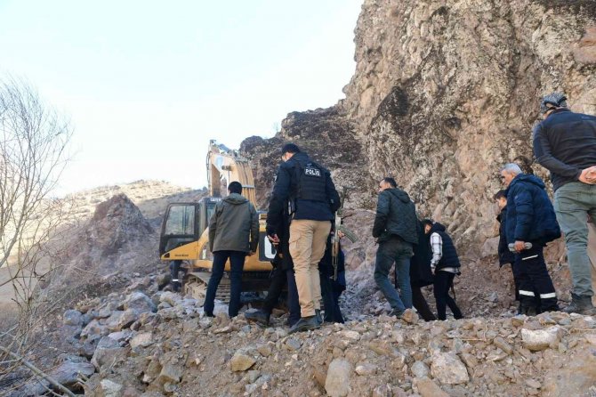 Çatak’ta Araç Yolu Olmayan Yaylaya Yeni Yol Yapılıyor