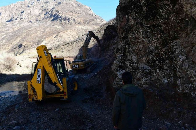 Çatak’ta Araç Yolu Olmayan Yaylaya Yeni Yol Yapılıyor