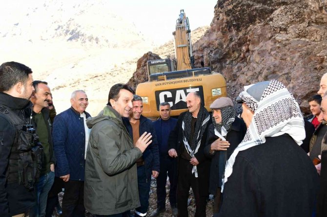 Çatak’ta Araç Yolu Olmayan Yaylaya Yeni Yol Yapılıyor