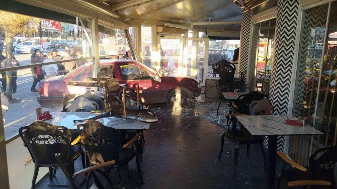 Yozgat’ta Otomobil Kafeye Daldı: 5 Yaralı