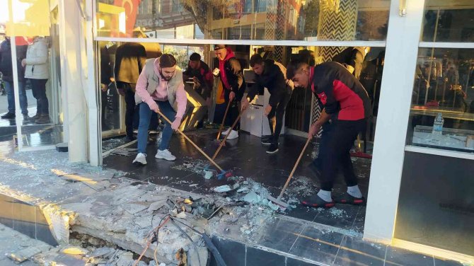 Yozgat’ta Otomobil Kafeye Daldı: 5 Yaralı
