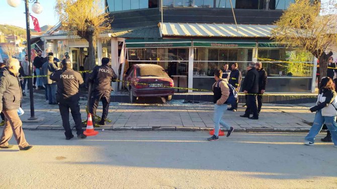 Yozgat’ta Otomobil Kafeye Daldı: 5 Yaralı