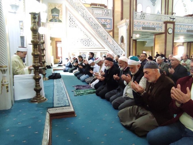 Adana’da Eller Semaya Açıldı, Yağmur İçin Dua Edildi