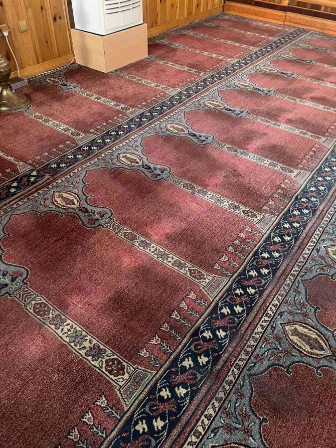 Alaplı Merkez Cami 20 Yıllık Halıları Değişiyor
