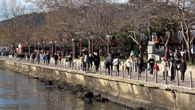 Ocak Ayında Vatandaşlar Sıcak Havayı Görünce Sahile Akın Etti