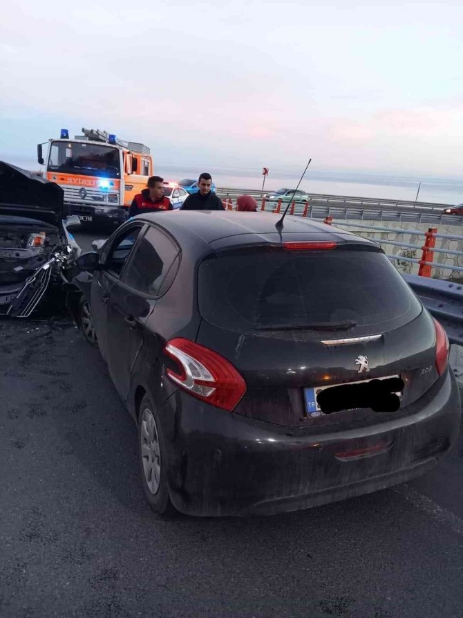 Zonguldak’ta 2 Otomobil Çarpıştı : 2 Yaralı