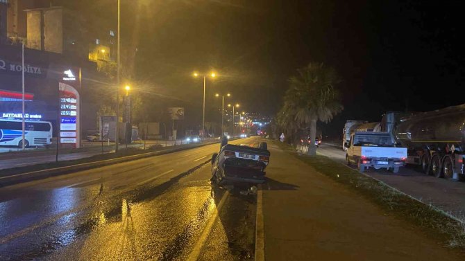 Otomobil Kaldırıma Çarparak Taklalar Attı: 4 Yaralı